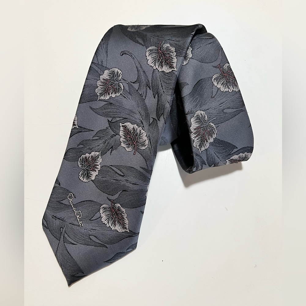 Oscardela Renta vintage men’s tie. Silver toned with white/gray leaves. 3” wide